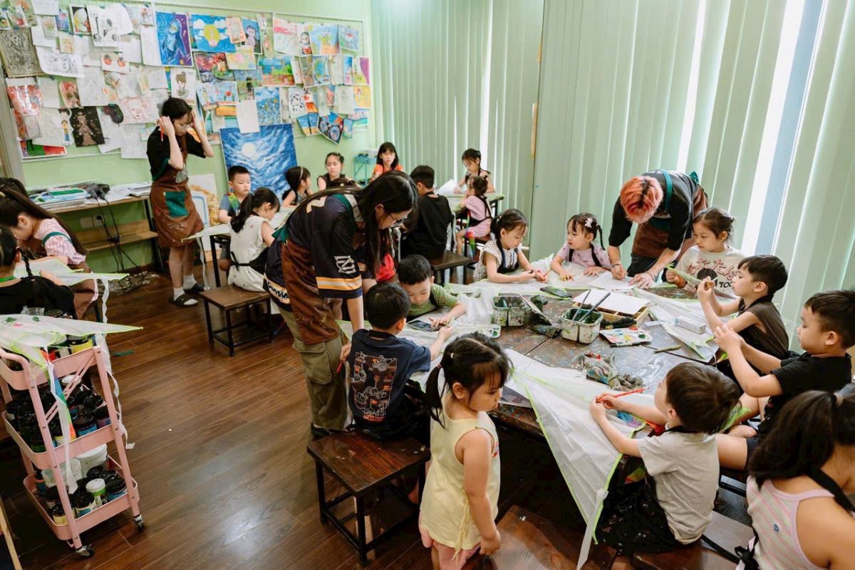 Những chiếc bàn gỗ lớn là đặc trưng góc học tập trong mỗi không gian của Xưởng