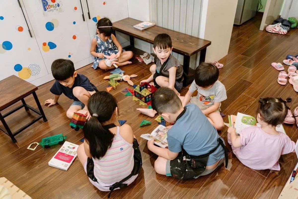 Ngoài giờ vẽ chính thức thì các con còn có góc vui chơi