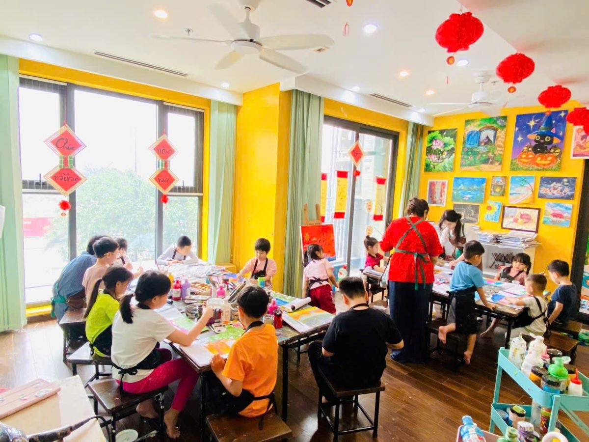 Điểm ấn tượng đầu tiên khi bước vào xưởng là những bức tường rực vàng màu nắng