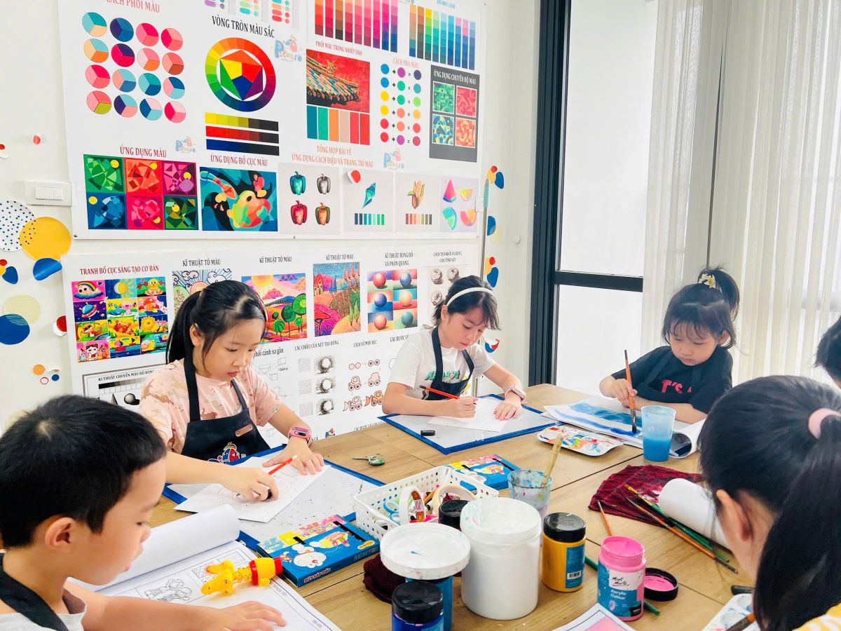 Xưởng vầy Picasso trang trí không gian bằng các bảng học liệu màu sắc