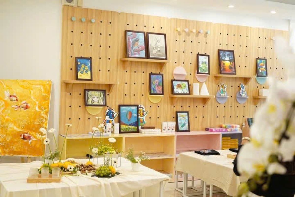 Chúng mình dành một mảng tường lớn được ốp gỗ vô cùng tinh tế