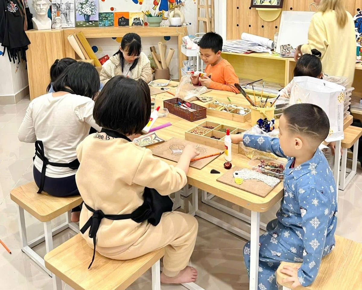 Xưởng vầy Picasso trang bị hệ thống bàn gỗ dài và chắc chắn