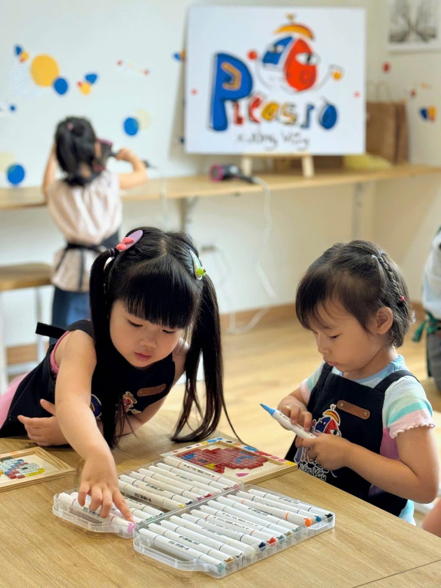 Các con thường ngồi quây quần cùng nhau học và sáng tạo